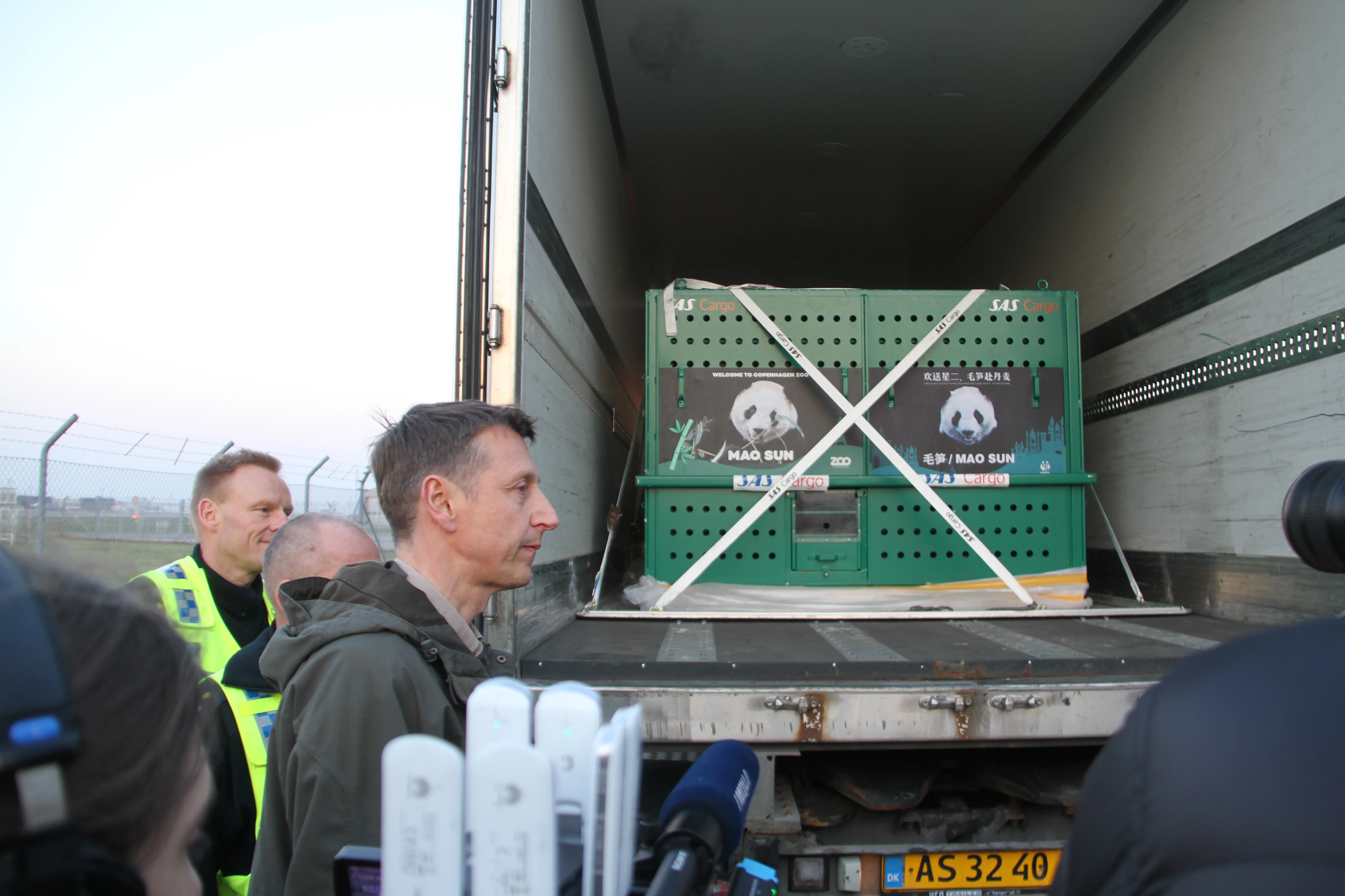 Arrival of Mao Sun &amp; Xing Er in Denmark