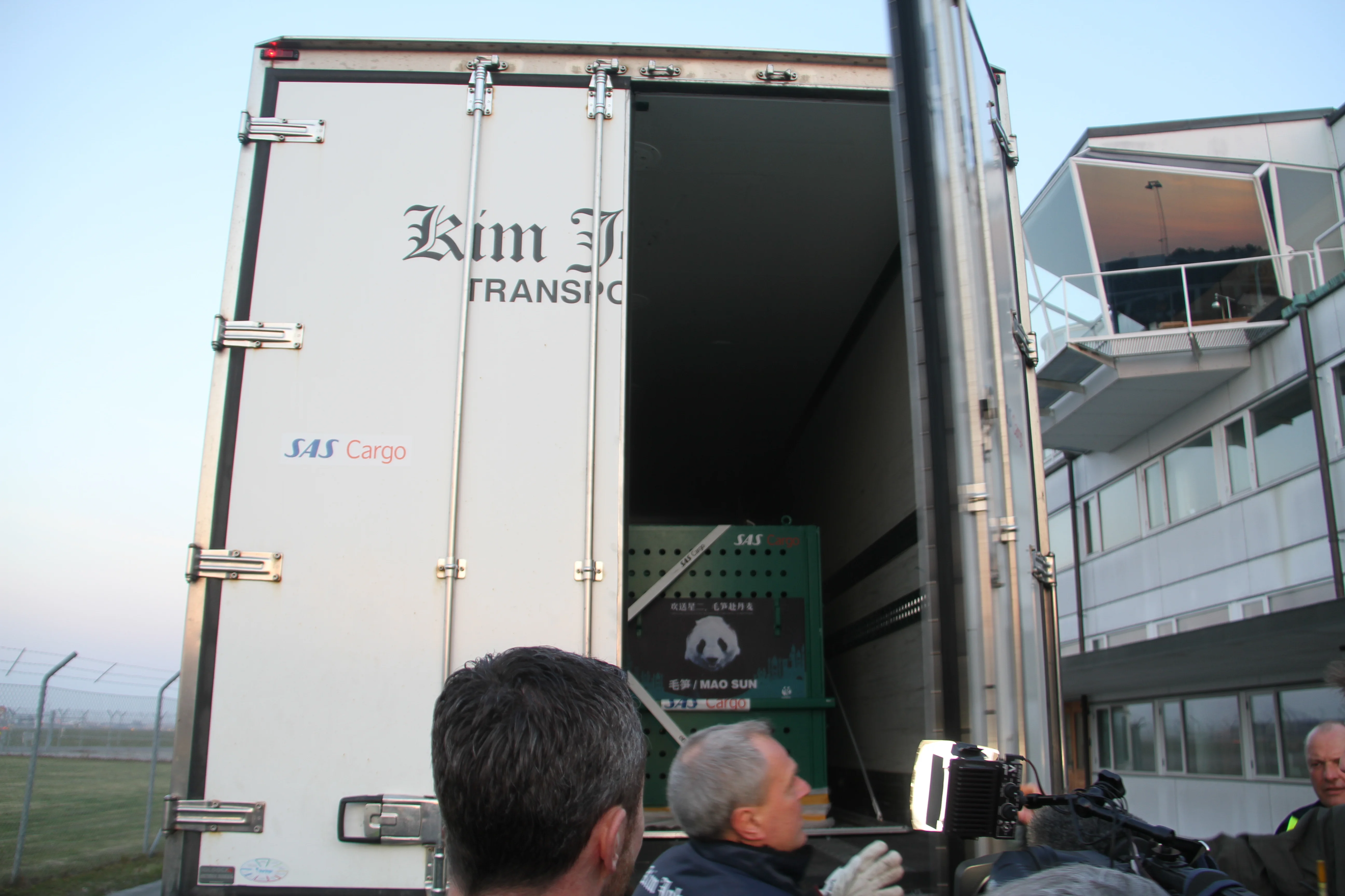 Arrival of Mao Sun &amp; Xing Er in Denmark