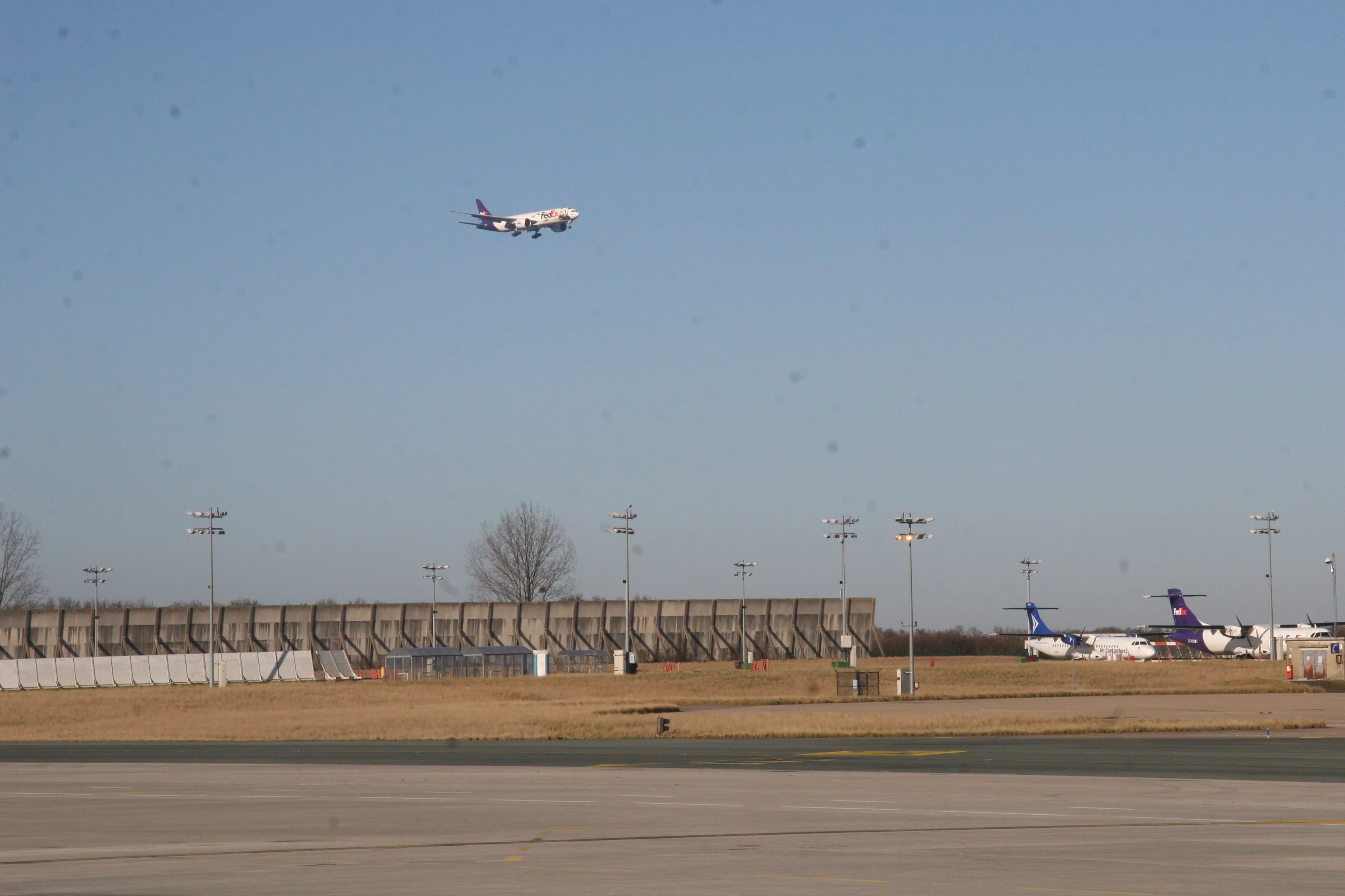 Huan Huan &amp; Yuan Zi arrive in France