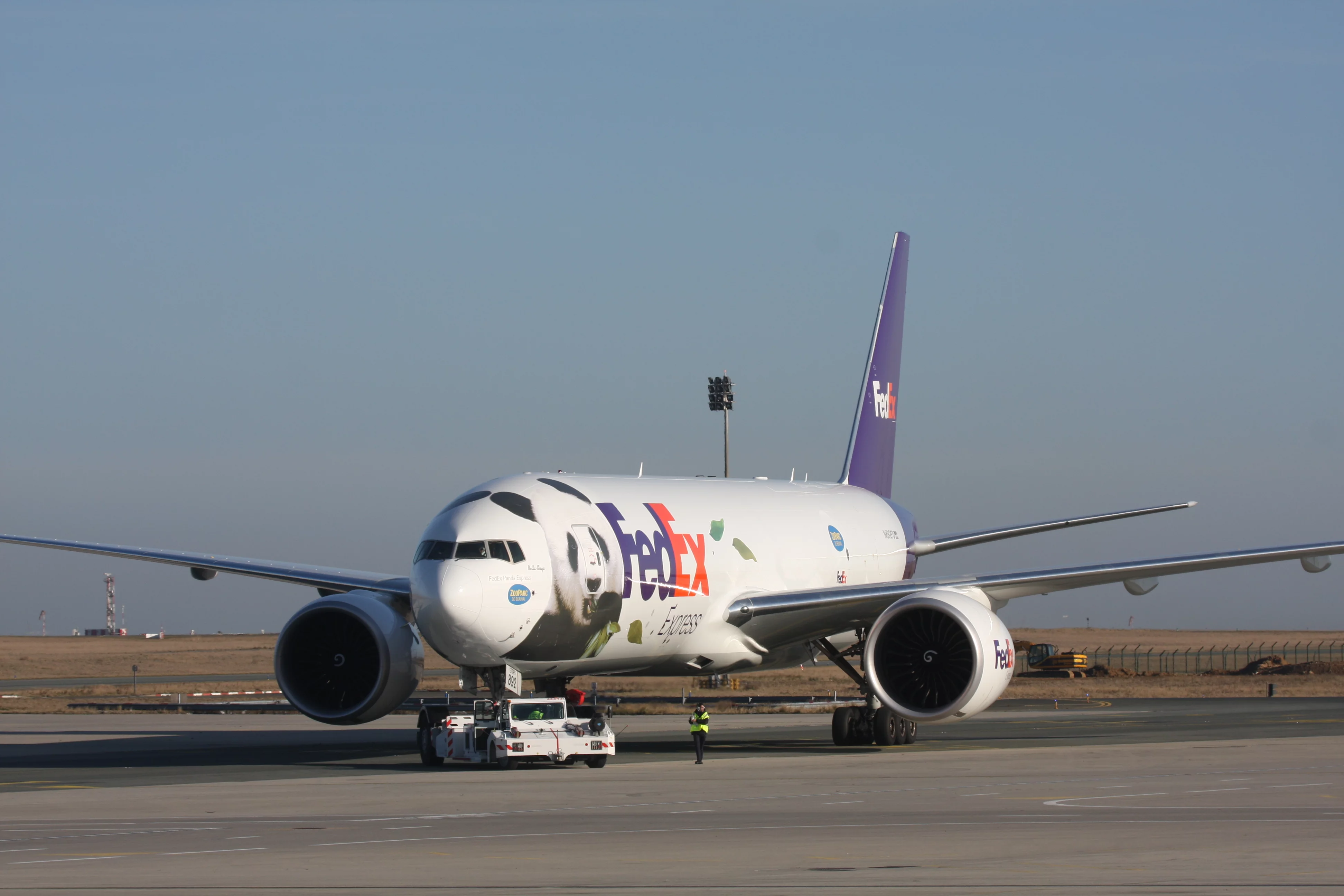 Huan Huan &amp; Yuan Zi arrive in France