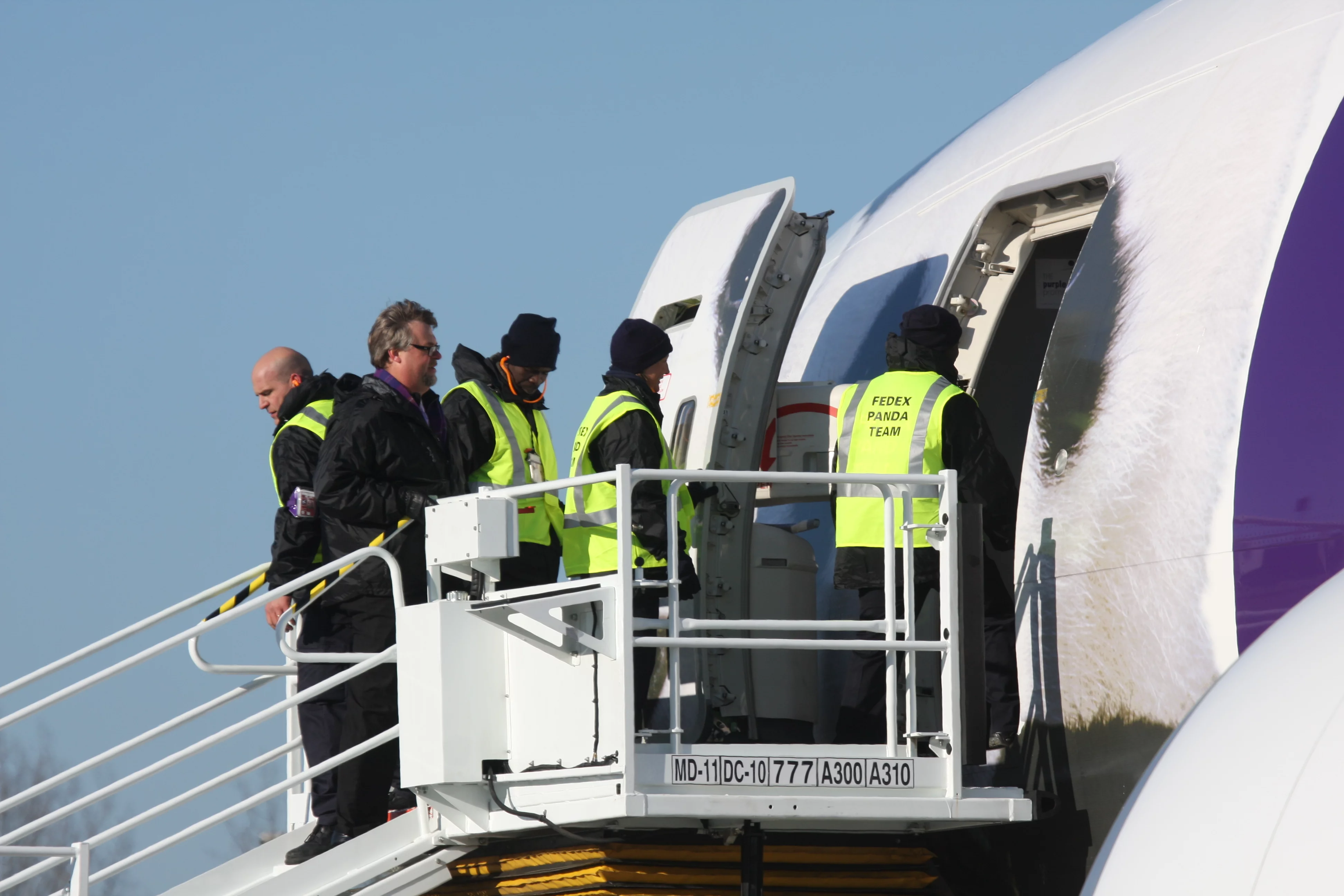 Huan Huan &amp; Yuan Zi arrive in France