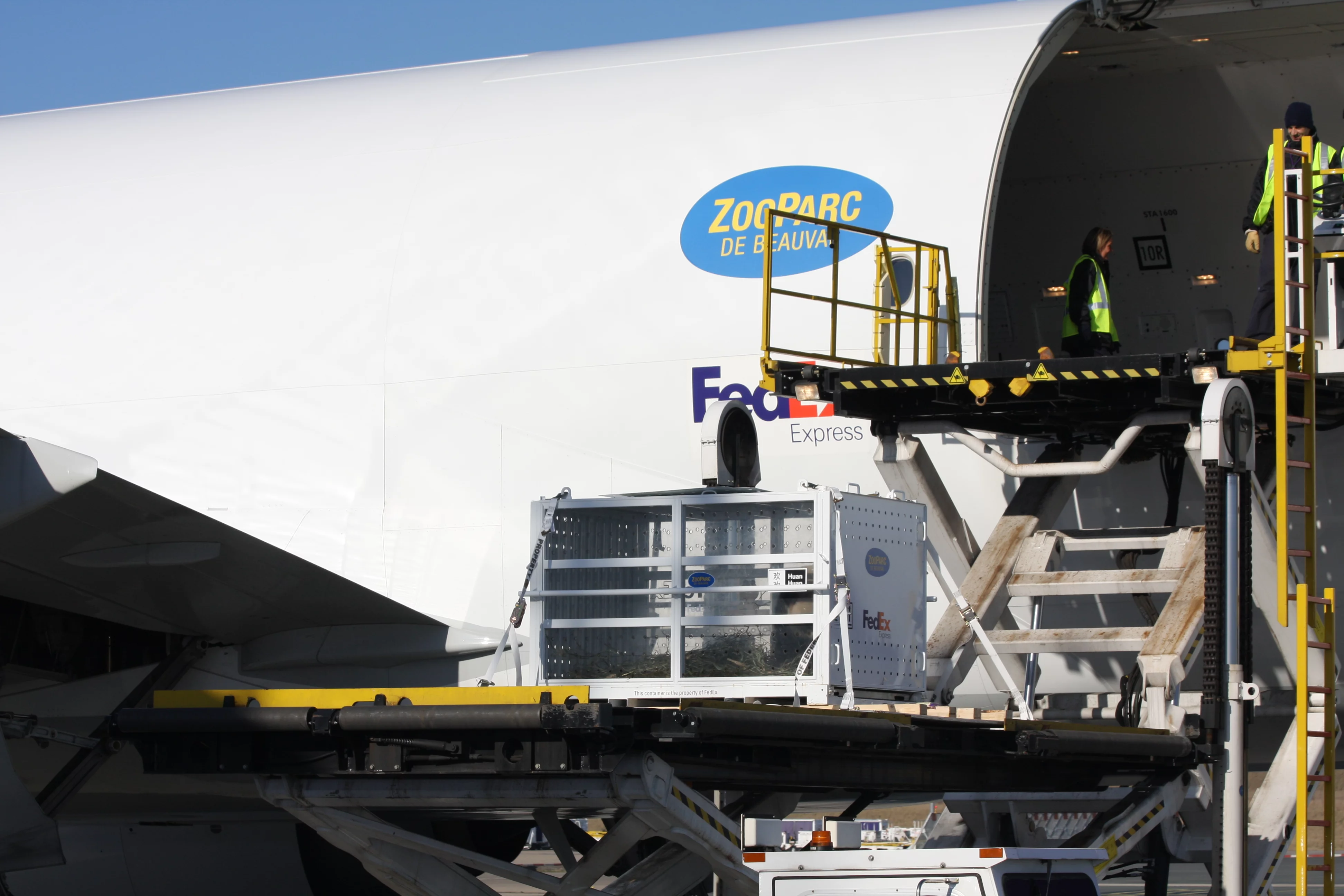 Huan Huan &amp; Yuan Zi arrive in France