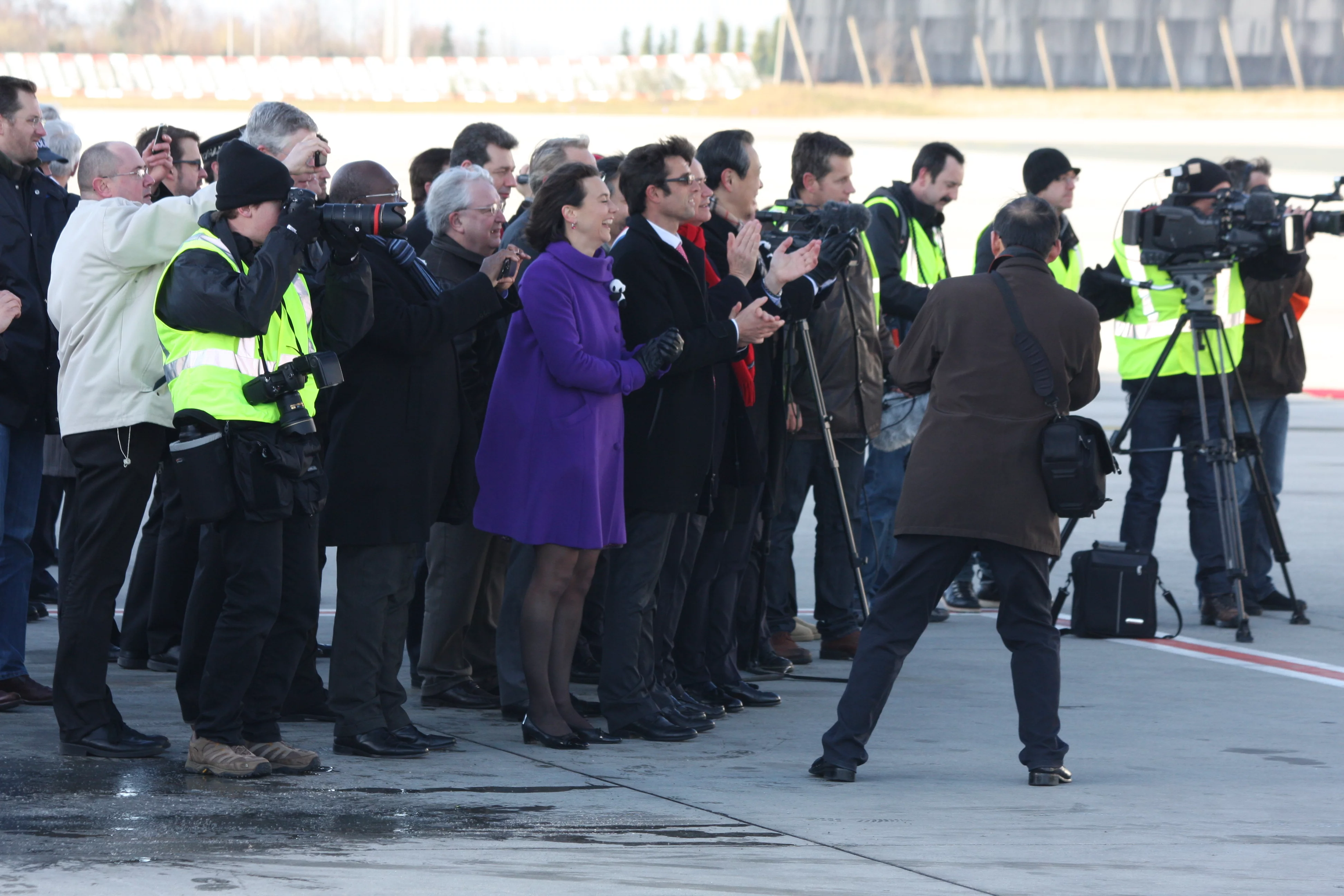 Huan Huan &amp; Yuan Zi arrive in France