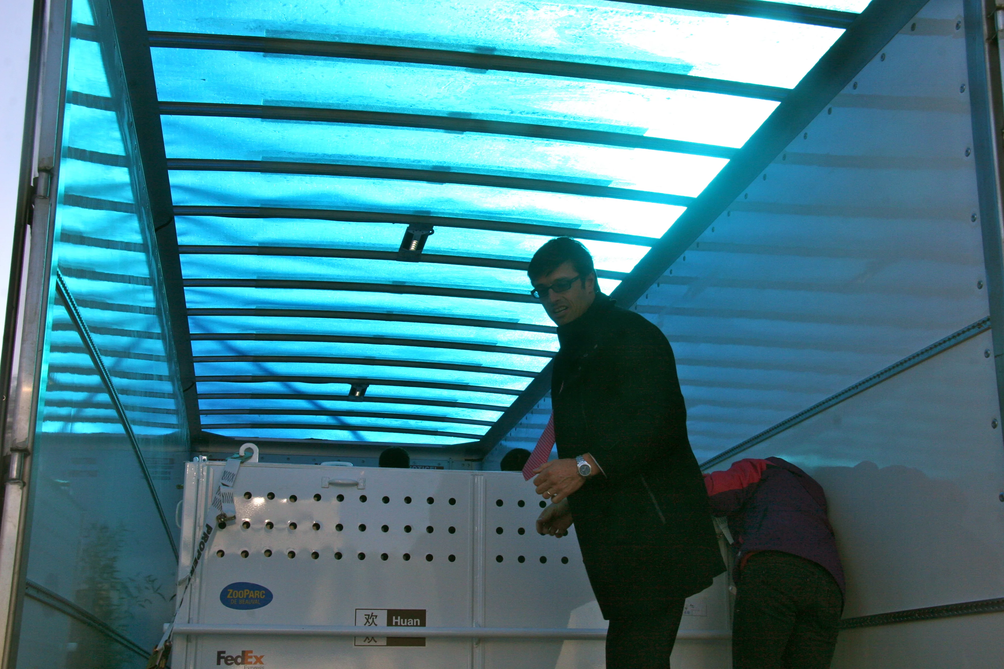 Huan Huan &amp; Yuan Zi arrive in France