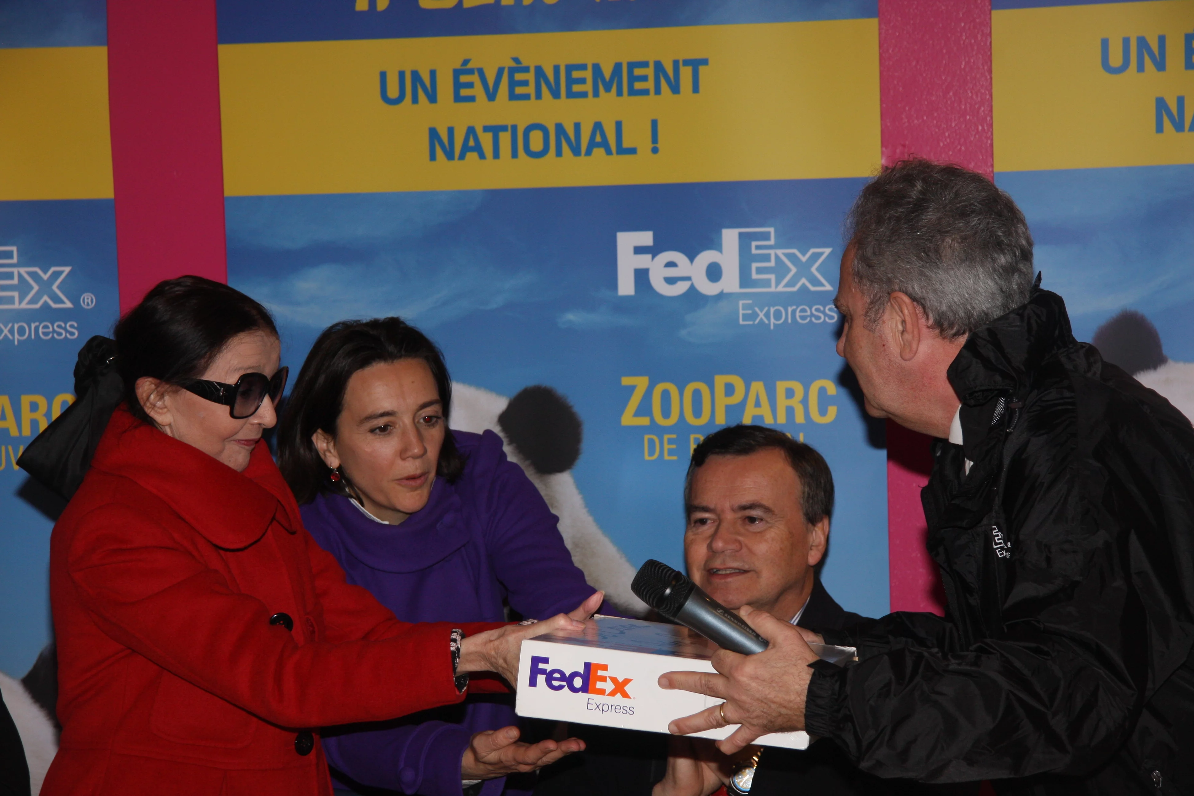 Huan Huan &amp; Yuan Zi arrive in France