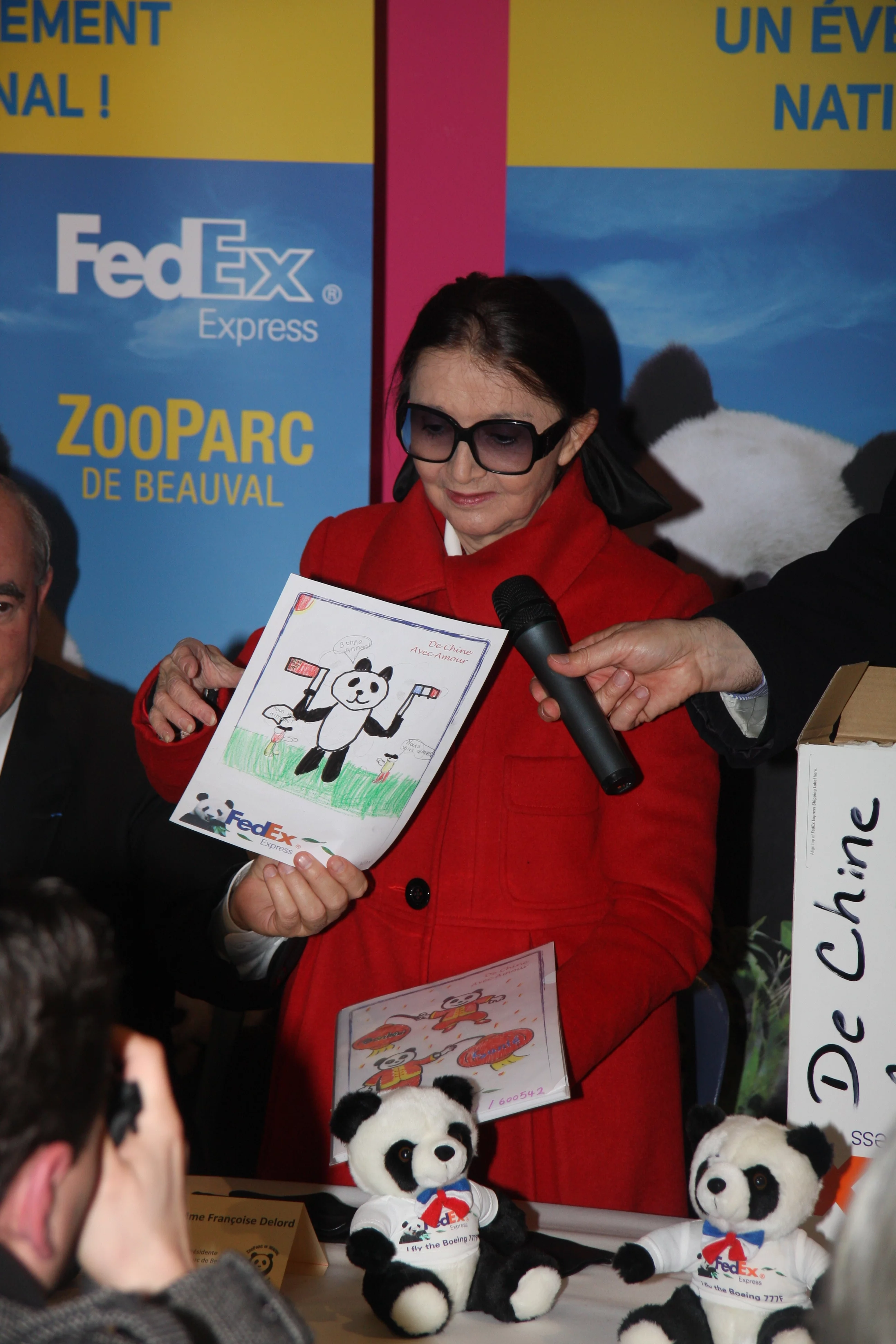 Huan Huan &amp; Yuan Zi arrive in France