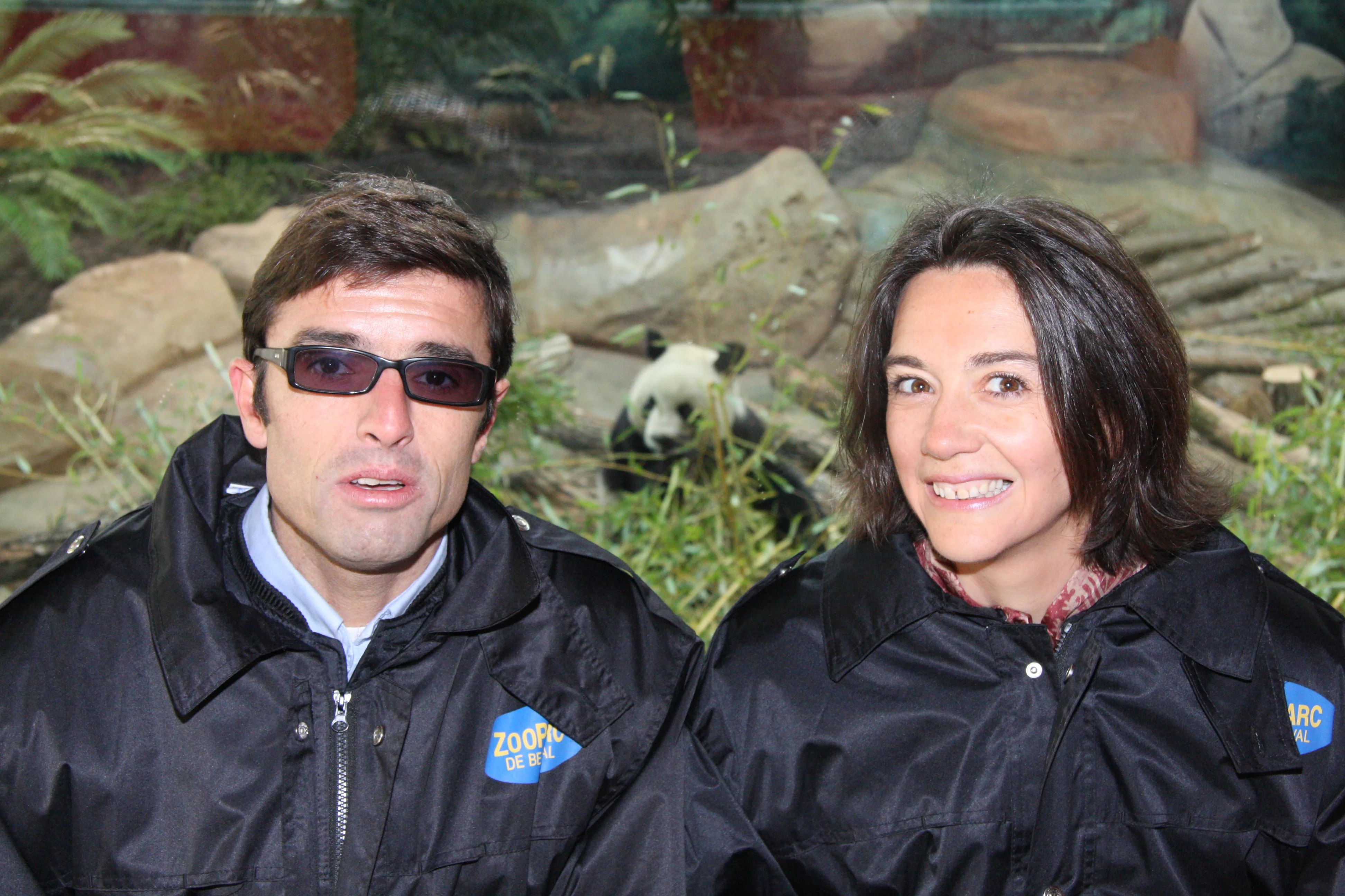 Huan Huan &amp; Yuan Zi arrive in France