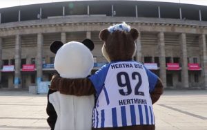 Hertha Berlin mascot visits Jiao Qing & Meng Meng